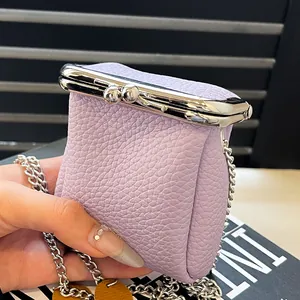 Mini porte-monnaie lavande à fermoir bisou en cuir grainé avec bandoulière chaîne