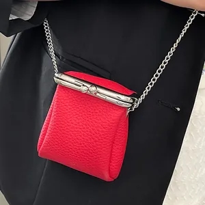 Mini sac bandoulière rouge avec motif litchi, fermoir vintage et bandoulière chaîne