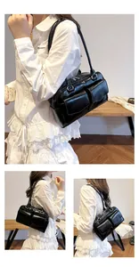 Detailansicht der glänzend schwarzen Umhängetasche mit mehreren Taschen und Silberbeschlägen