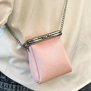 Mini sac à rouge à lèvres rose chic en cuir avec motif lychee et chaîne argentée