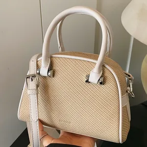 Petit sac bandoulière tissé beige avec bordure en cuir blanc et détails argentés
