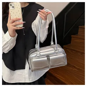 Nahaufnahme der silbernen Umhängetasche mit zwei Vordertaschen und Metallic-Finish