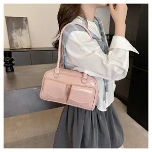 Detailansicht der rosa Schultertasche mit zwei Fronttaschen und Silberbeschlägen