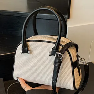 Sac à main minimaliste tissé beige avec garniture en cuir noir et bandoulière femme