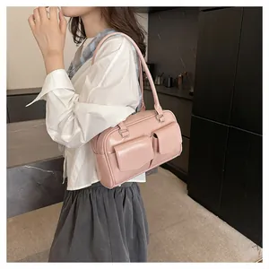 Minimalistische rosa Umhängetasche mit mehreren Taschen am Model mit Plisseerock