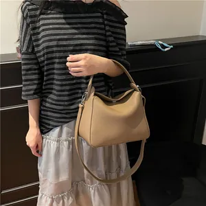 Sac à main vintage en cuir marron grainé avec bandoulière et boucles métalliques argentées