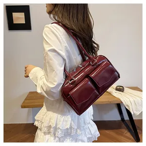 Detailansicht der dunkelroten Lackleder-Schultertasche mit silbernen Außentaschen