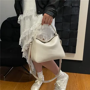 Sac Boston chic crème avec texture litchi, ferrures argentées et bandoulière large