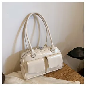 Detailansicht der cremeweißen PU-Schultertasche mit zwei Vordertaschen und Silber-Reißverschluss