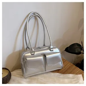 Detailansicht der silbernen Retro-Achseltasche mit zwei Vordertaschen und Metallic-Finish
