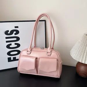 Minimalistische rosa Schultertasche aus Kunstleder mit zwei Fronttaschen und Silberdetails
