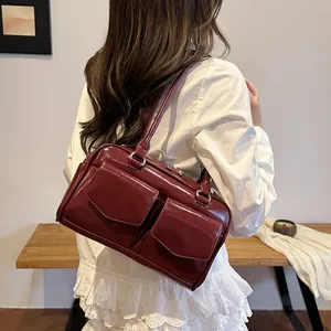 Retro burgunderrote Lackleder-Achseltasche mit zwei Vordertaschen und Silberschnallen