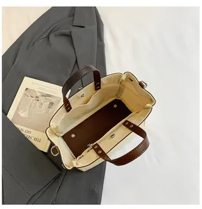 Detalle del interior del bolso tote de lona con asas de cuero y bolsillo amplio