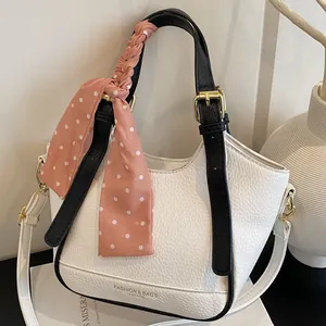 Sac seau blanc à texture litchi avec poignées noires et décoration foulard rose pour femmes
