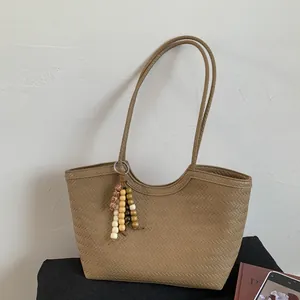 Sac fourre-tout marron rétro à texture tressée et pendentif perlé en vue frontale