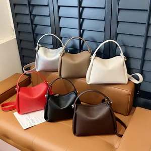 Sacs seau chic en cuir grainé en six couleurs avec bandoulières réglables amovibles