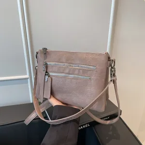 Sac bandoulière rose Morandi vintage avec texture grainée et multiples zips pratiques