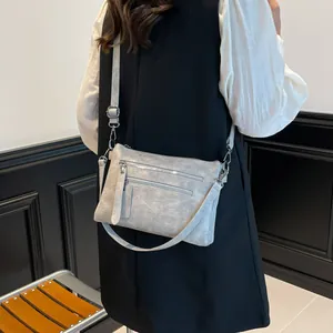 Sac bandoulière moderne gris en similicuir avec double zip et bandoulière réglable