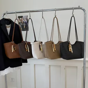 Sac fourre-tout rétro à texture tissée en cinq couleurs avec pendentif et grande capacité