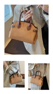 Détails du sac coquillage en daim beige avec garniture en cuir et bandoulière amovible
