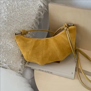 Sac Croissant Niche Française Minimaliste Aspect Daim Cuir PU Sac Bandoulière Demi-Lune Couleur Unie Surpiqûres Sac pour Femmes