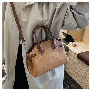 Sac bandoulière vintage en daim marron avec bandoulière réglable en gros plan