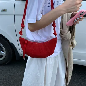 Sac croissant rouge chic avec bandoulière à nœuds pour un look minimaliste et élégant