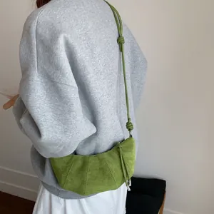 Sac croissant vert avocat en daim plissé avec bandoulière à nœud style français