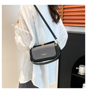 Détail du sac boîte chic noir et gris avec boucles dorées et fine bandoulière