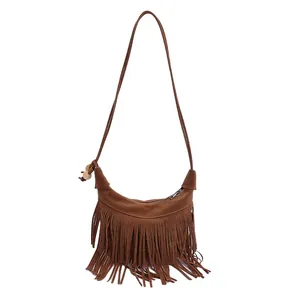Borsa a tracolla bohémien marrone in camoscio con lunghe frange e perle in legno