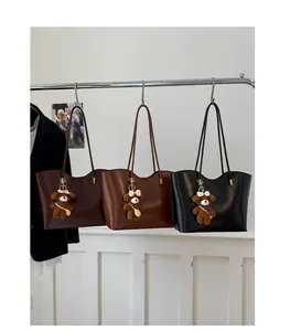 Grands sacs cabas en trois couleurs avec d'adorables oursons pour l'automne chic.