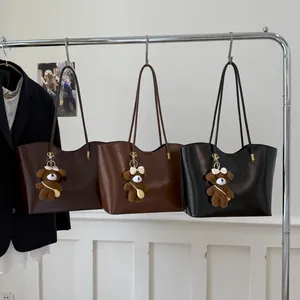 Grands sacs cabas minimalistes en marron foncé, fauve et noir avec pendentifs d'oursons