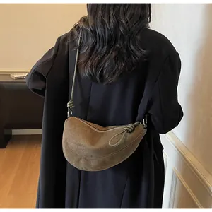 Détail de la besace demi-lune avec sangle nouée et texture en daim doux olive foncé