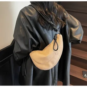 Détail du sac hobo croissant kaki avec bandoulière en corde noire et texture en daim doux