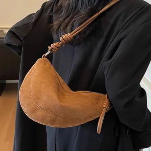 Sac à bandoulière en daim marron caramel en forme de croissant avec nœud décoratif
