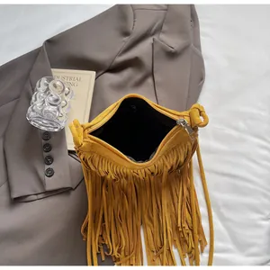 Détail du sac à bandoulière en daim jaune vif avec de longues franges et fermeture argent