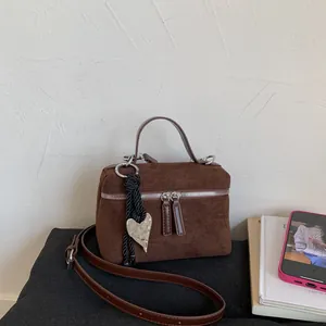 Mini Sac Boîte pour Femmes Texture Suédine Pendentif Cœur Double Fermeture Éclair Sac à Main Bandoulière Réglable
