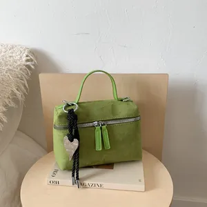 Sac à main carré minimaliste en daim vert herbe avec breloque cœur argentée