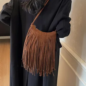 Sac bandoulière vintage marron à franges en faux daim au style bohème élégant