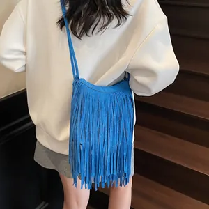 Sac à bandoulière en daim bleu avec de longues franges et une fine lanière en cuir