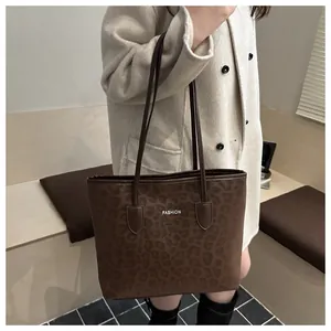 Detail van de grote tote bag met luipaardprint, Fashion-tekst en slanke bandjes