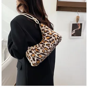 Détail du sac bandoulière léopard en fausse fourrure avec bandoulière en corde de coton