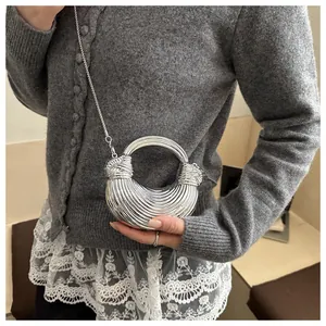 Détail du sac à main argenté métallisé plissé avec poignée ronde et bandoulière chaîne