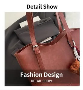 Détail du sac cabas en cuir marron avec breloque ours en peluche et bandoulière réglable