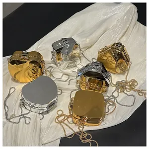 Détail de mini sacs bandoulière métalliques dorés et argentés aux formes géométriques