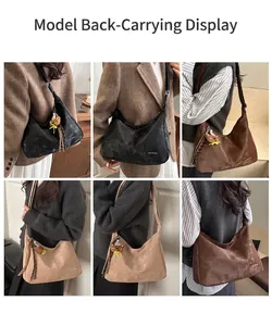 Sac hobo en quatre couleurs avec un pendentif ours mignon et une bandoulière réglable