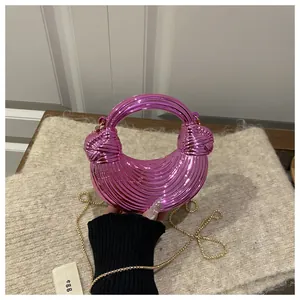 Sac demi-lune rose métallisé avec texture 3D et élégante bandoulière chaîne dorée
