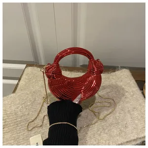 Vue détaillée du sac croissant rouge métallique plissé avec bandoulière chaîne