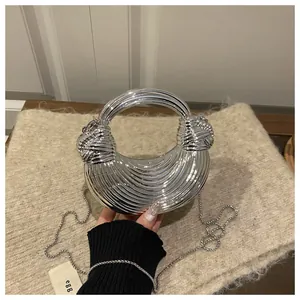 Sac coquille en acrylique argenté avec texture spirale, poignée ronde et chaîne