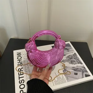 Sac coquillage rose métallisé avec texture spirale et chaîne dorée en vue de dessus